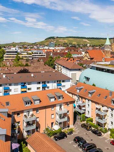 Blick über die Dächer von Heilbronn bei Sonnenschein, Deutschland.